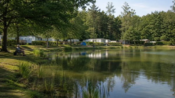 Séjournez dans un camping avec étang de pêche pour des vacances idéales
